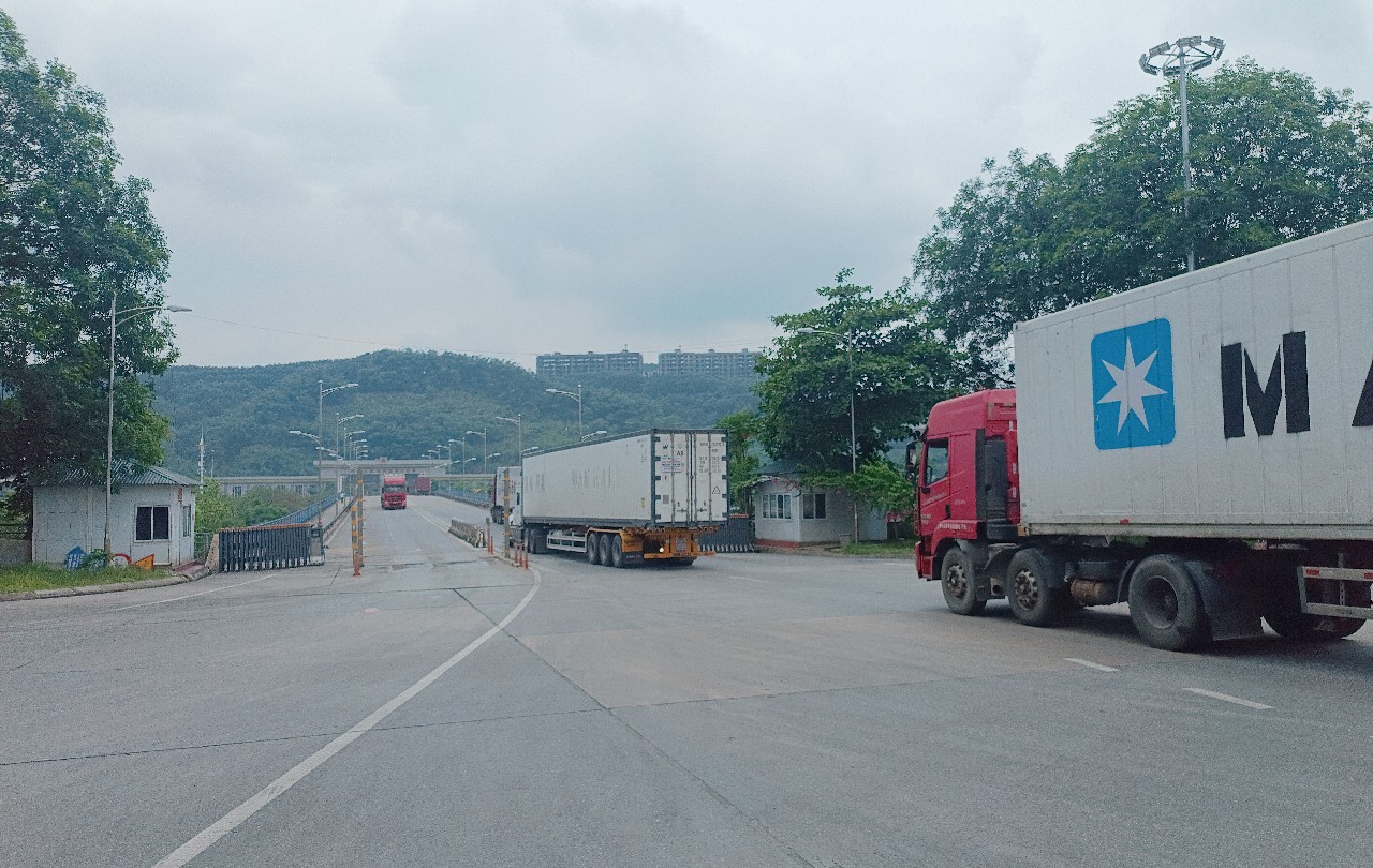 Hàng hóa xuất khẩu qua Cửa khẩu Quốc tế đường bộ số II Kim Thành. b2.jpg