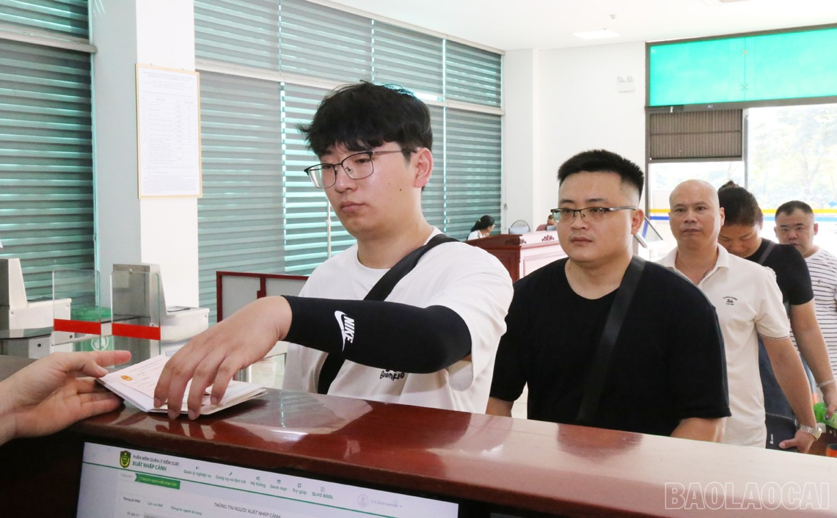 Khách du lịch làm thủ tục nhập cảnh. baolaocai-br_h.jpg
