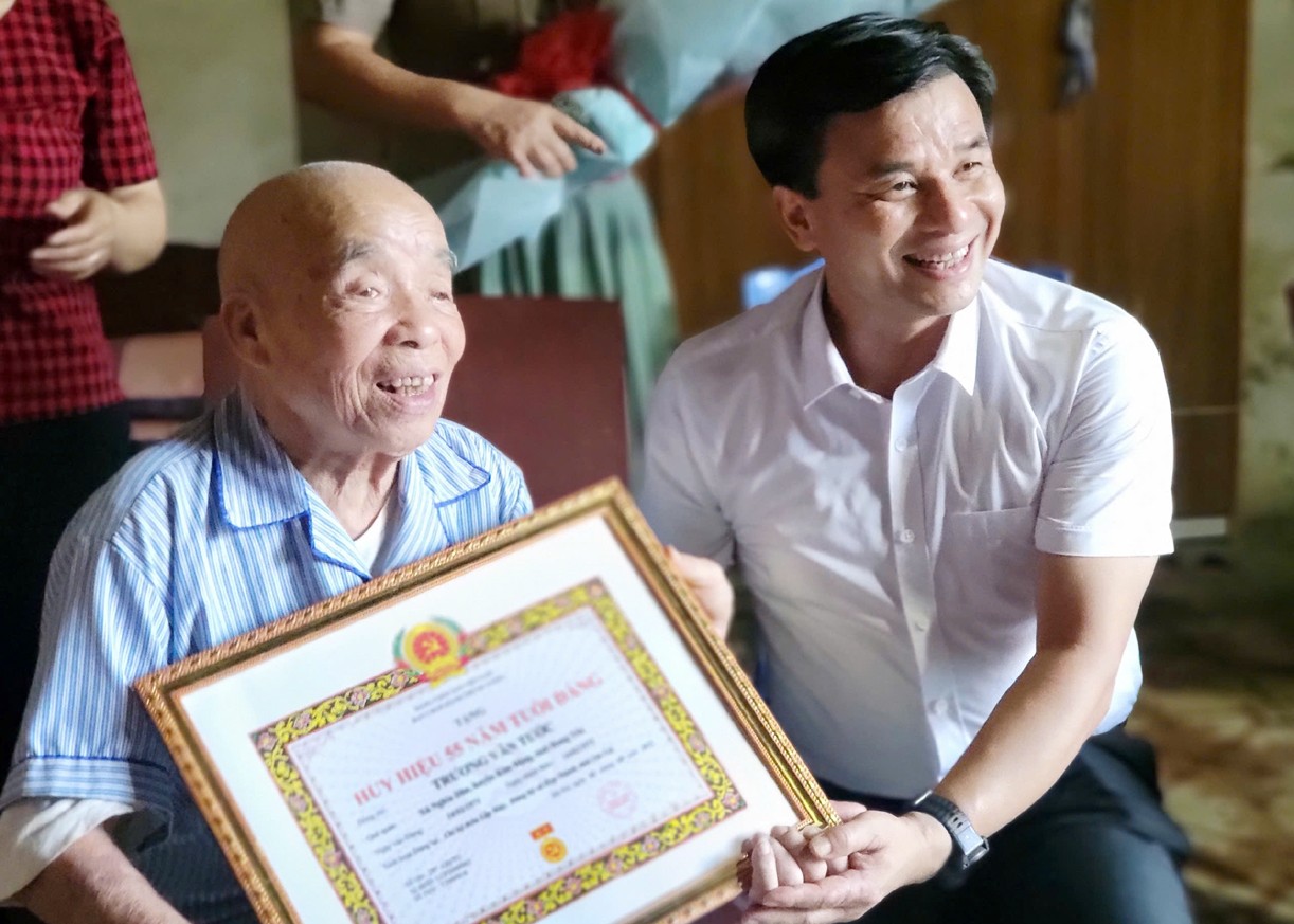 Ông Đoàn Ngọc Tuyến - Bí thư Đảng ủy, Chủ tịch HĐND xã Hợp Thành trao Huy hiệu Đảng dịp 2/9/2025. Ông Đoàn Ngọc Tuyến - Bí thư Đảng ủy, Chủ tịch HĐND xã Hợp Thành trao Huy hiệu Đảng dịp 2/9/2025.