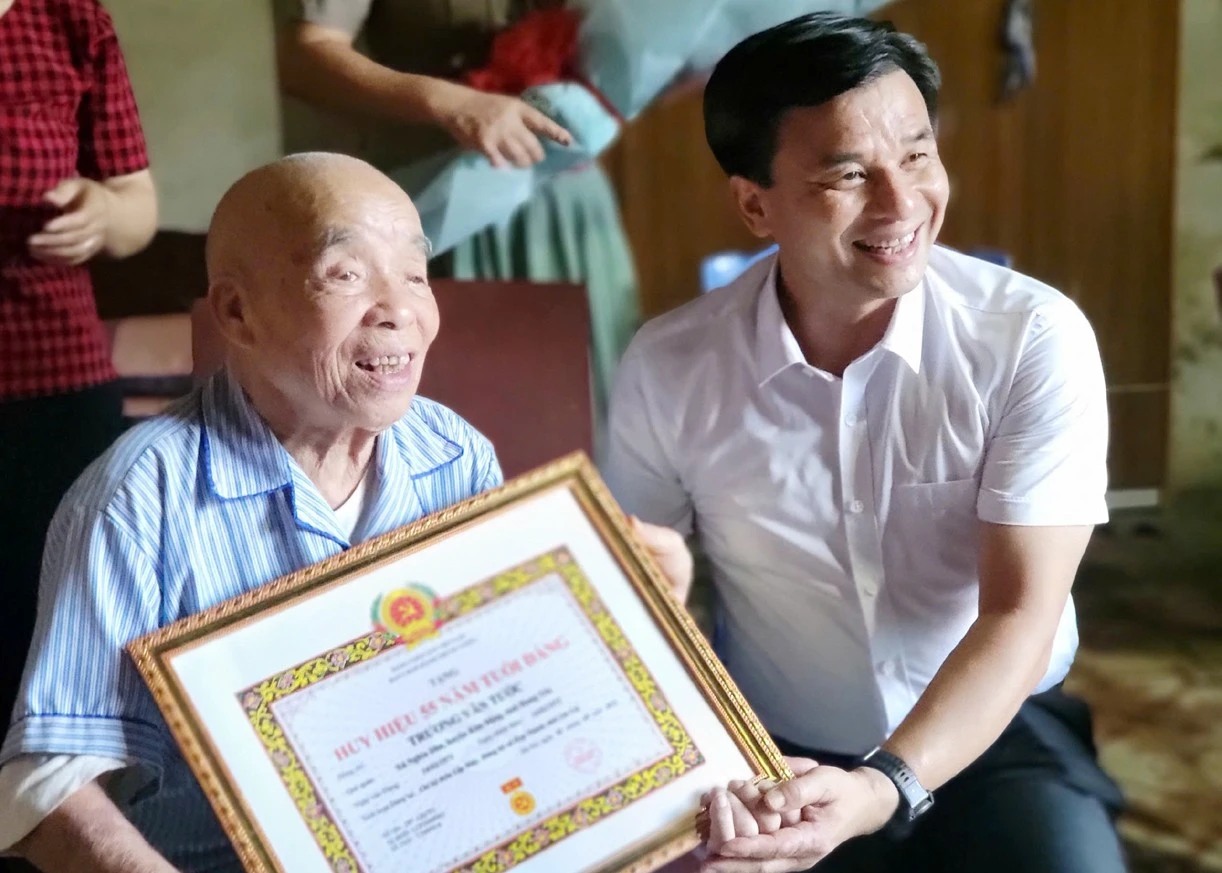 Ông Đoàn Ngọc Tuyến - Bí thư Đảng ủy, Chủ tịch HĐND xã Hợp Thành trao Huy hiệu Đảng dịp 2/9/2025.