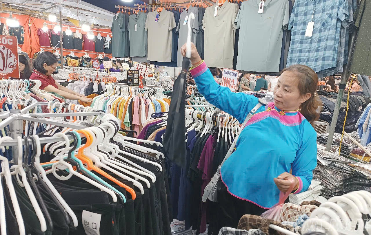 تشكل مبيعات التجزئة المسجلة للسلع نسبة عالية من إجمالي مبيعات التجزئة للسلع وإيرادات خدمة المستهلك. baolaocai-br_h3.jpg