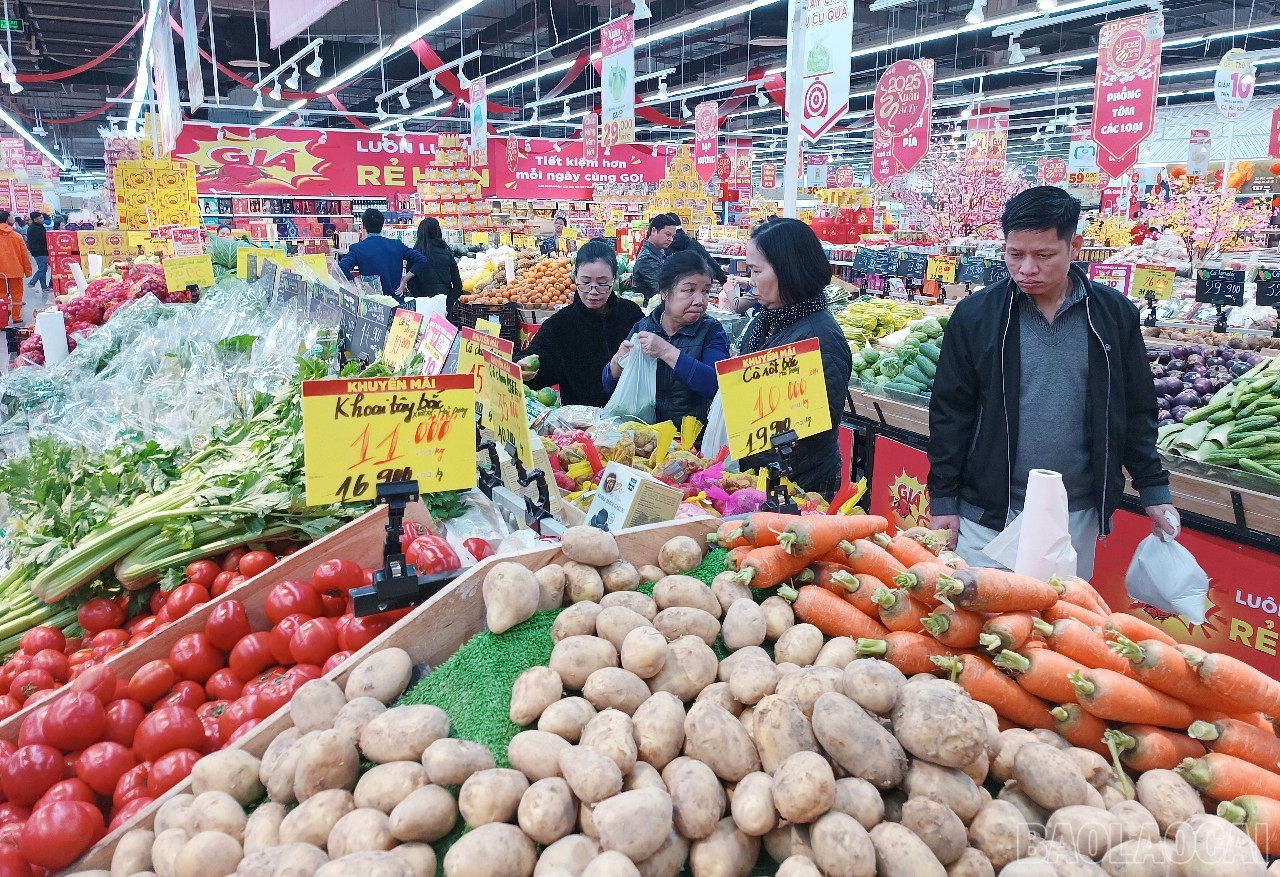 Hàng hóa dồi dào, phong phú. baolaocai-br_t3.jpg