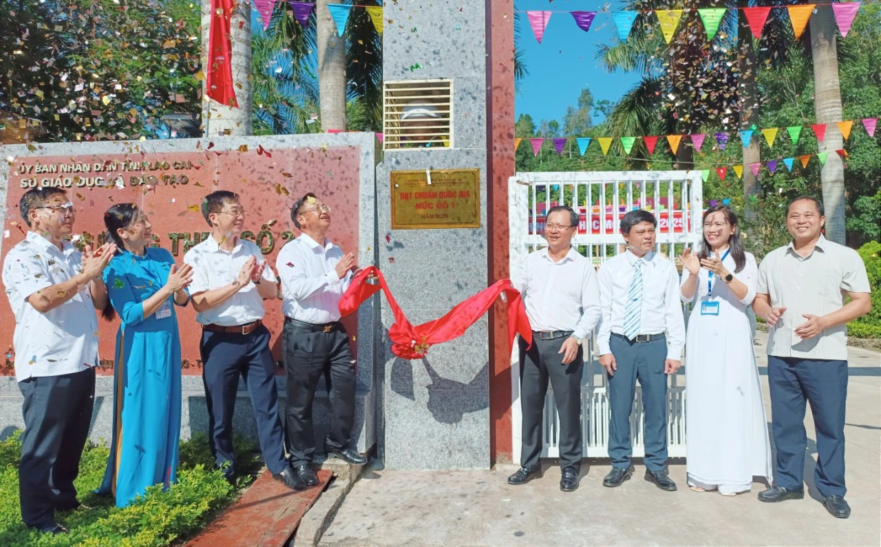 Gắn biển Trường THPT số 2 huyện Mường Khương đạt chuẩn Quốc gia mức độ 1.