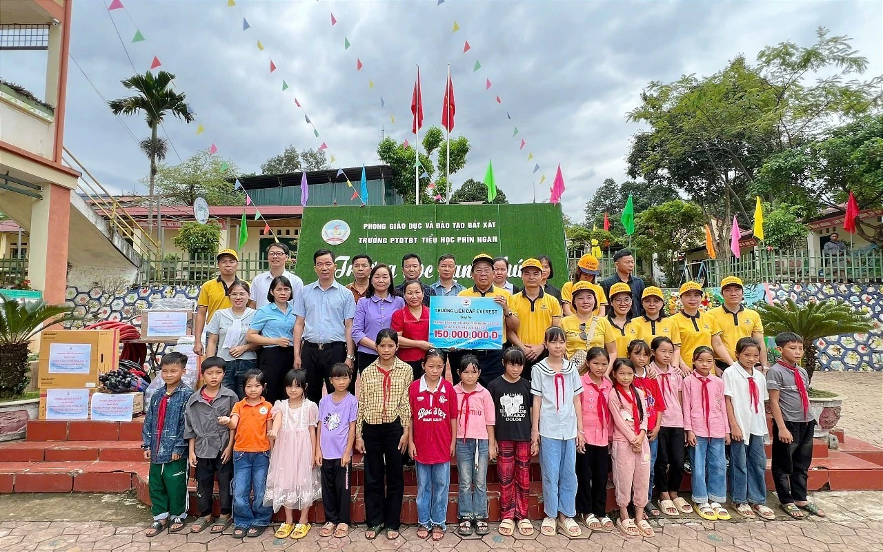 Thăm, tặng quà và hỗ trợ 5 điểm trường ở xã Phìn Ngan bị thiệt hại do thiên tai.