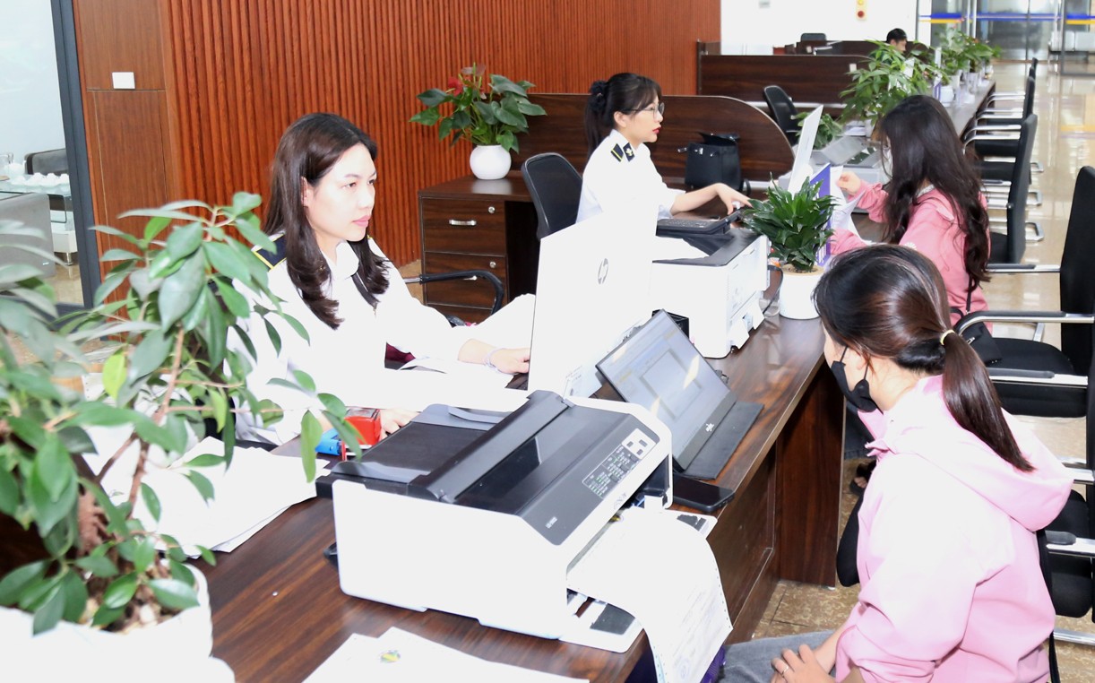 Lực lượng chức năng tại Cửa khẩu Lào Cai làm thủ tục xuất khẩu quả vải tươi cho doanh nghiệp. v3.jpg