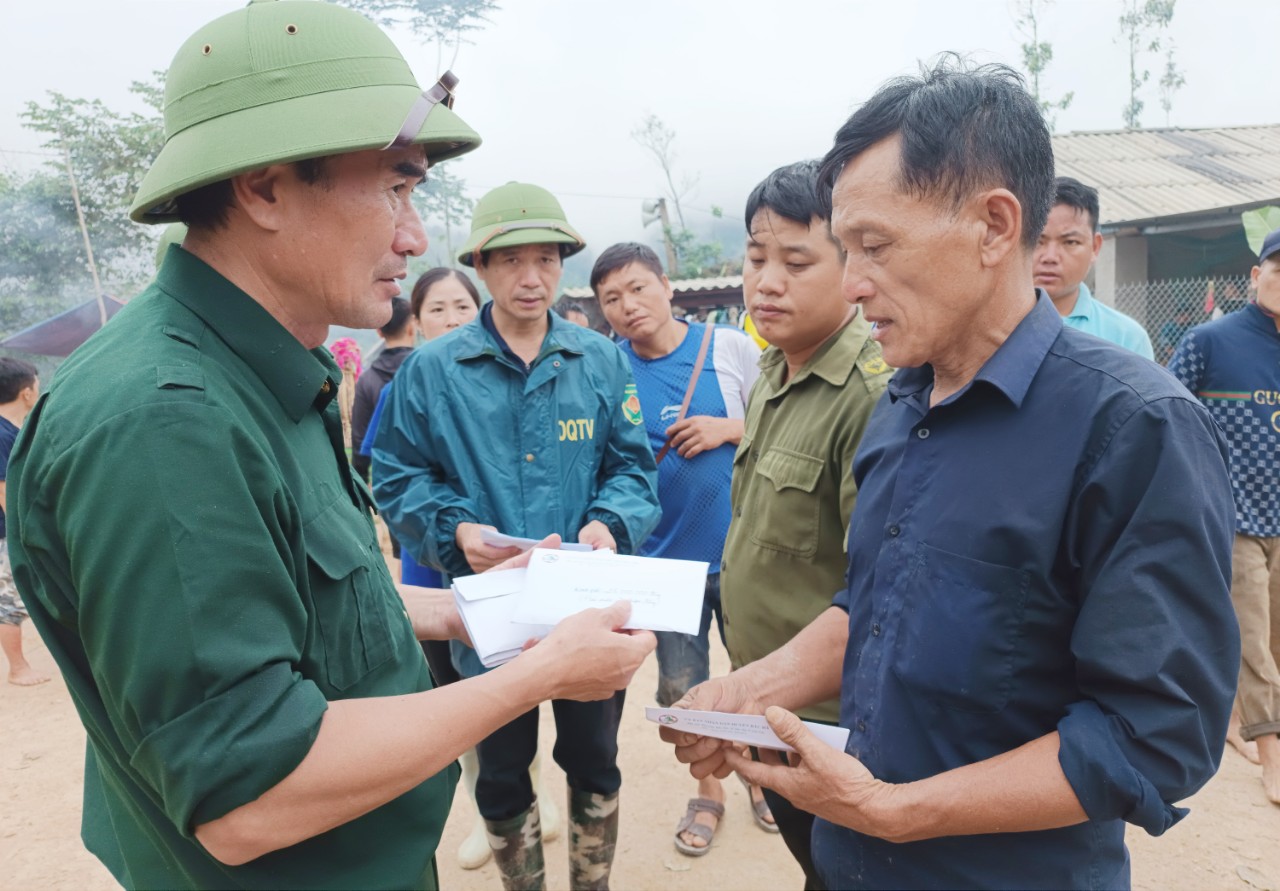 Trao hỗ trợ cho các gia đình có người thân chết do sạt lở đất. A24.jpg