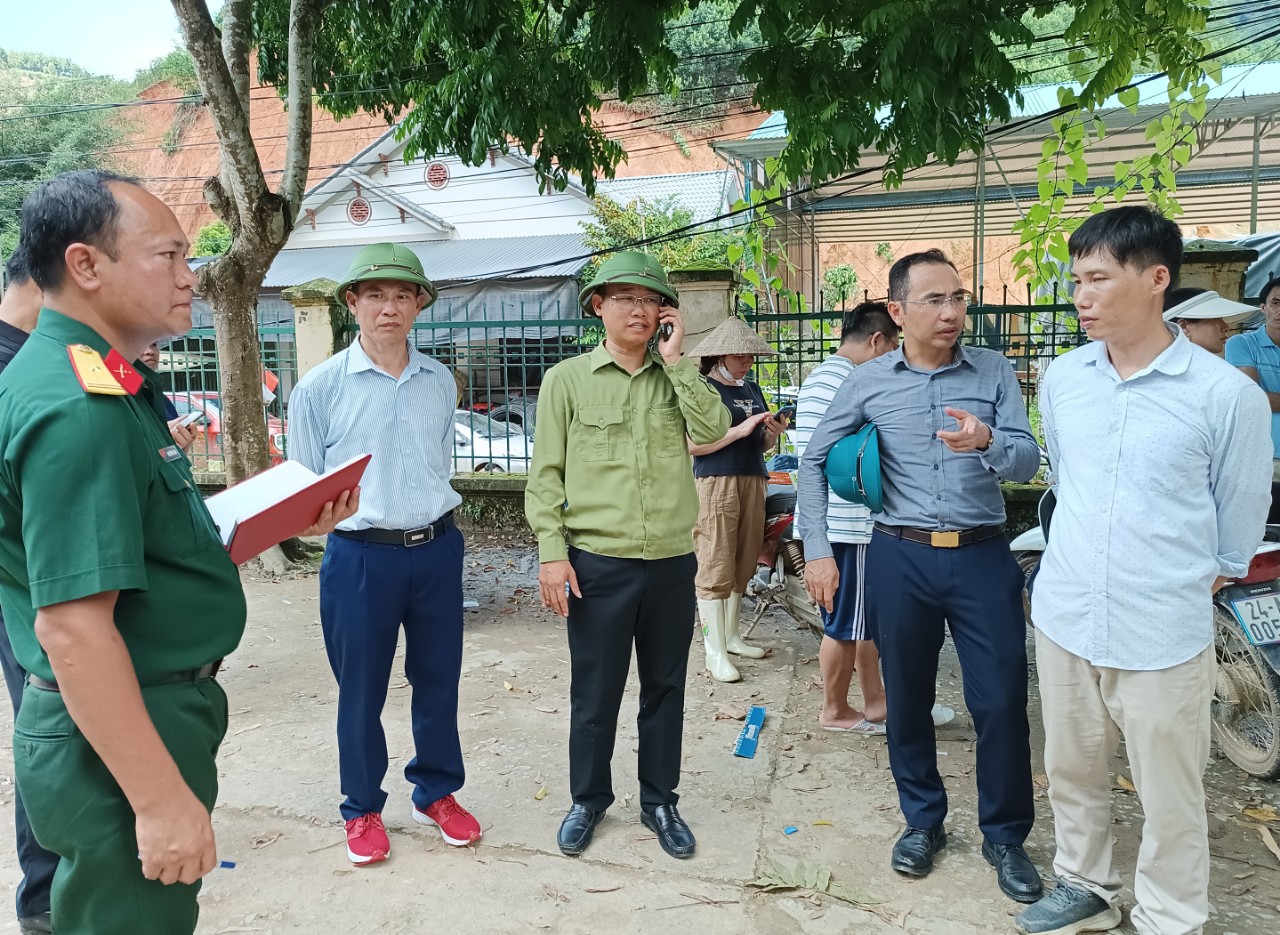Đồng chí Nguyễn Duy Hòa, Bí thư Huyện ủy Bắc Hà luôn có mặt tại xã Nậm Lúc chỉ đạo công tác khắc phục hậu quả thiên tai. B20.jpg