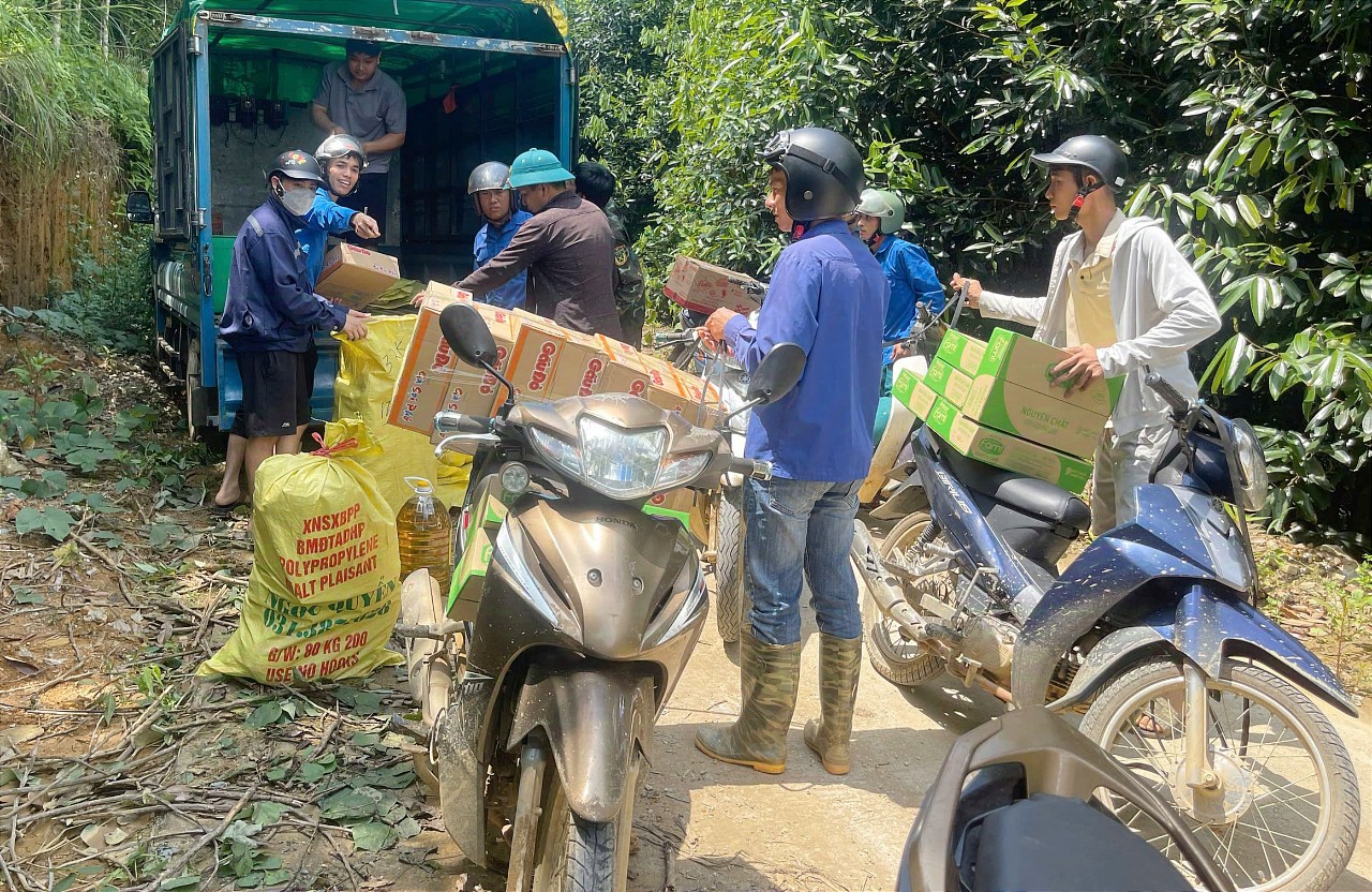 Các nhu yếu phẩm của các nhà hảo tâm được đoàn viên, thanh niên vận chuyển đến cho người dân vùng bị cô lập. N5.jpg