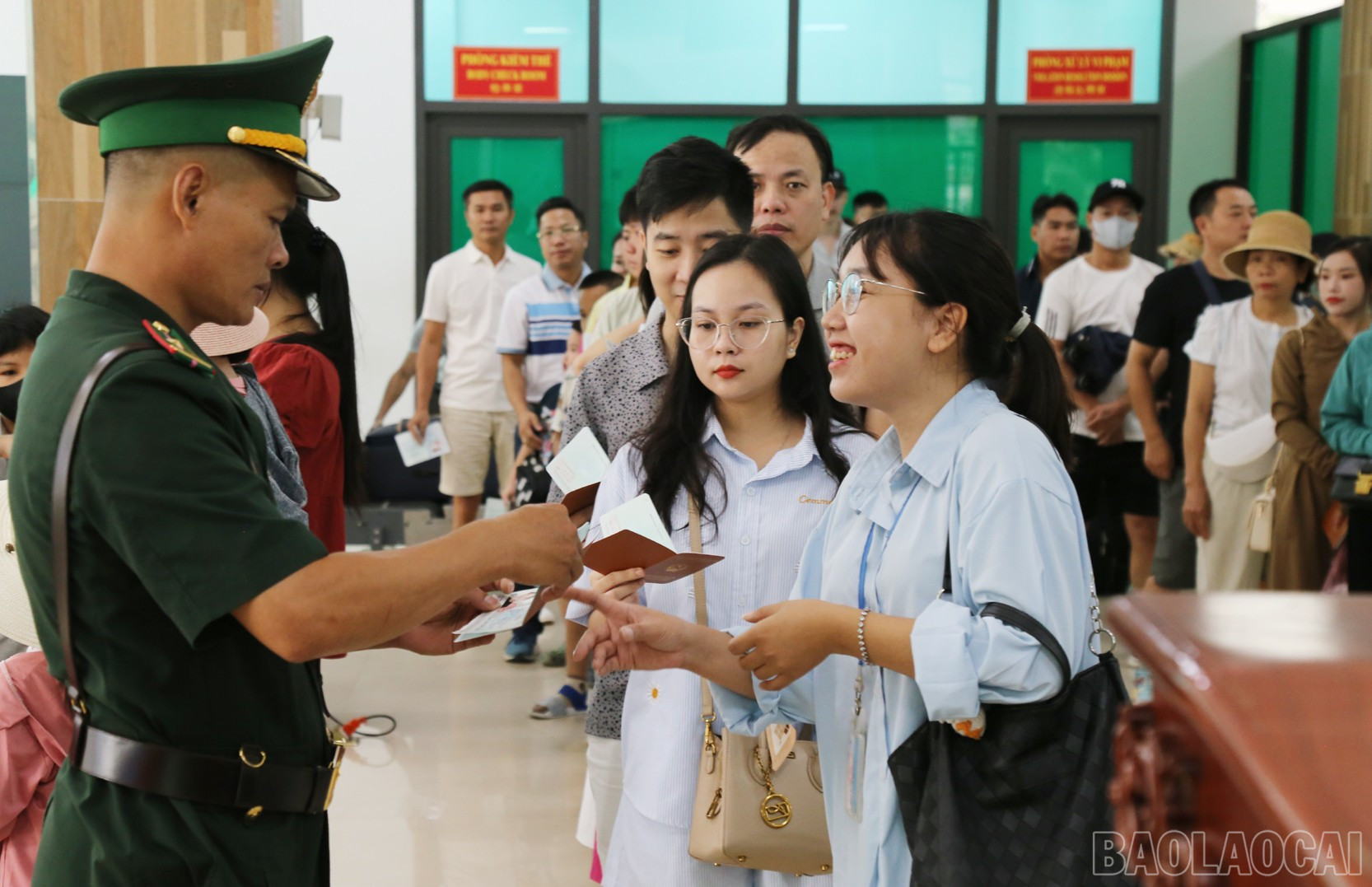 Hướng dẫn khách du lịch và người dân làm thủ tục xuất - nhập cảnh. baolaocai-br_t.jpg