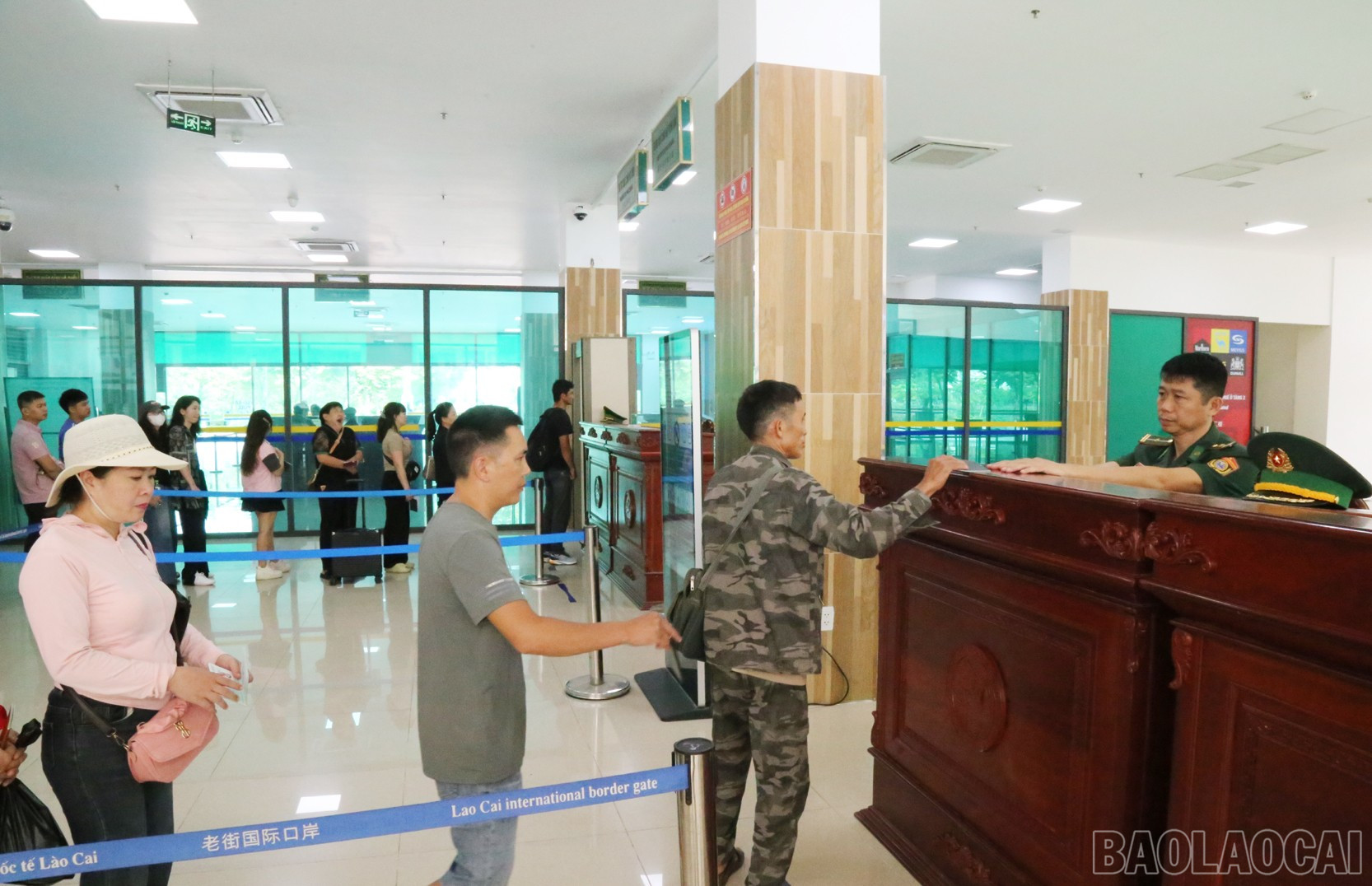 Hoạt động xuất - nhập cảnh diễn ra thuận lợi, nhanh chóng. baolaocai-br_t7.jpg