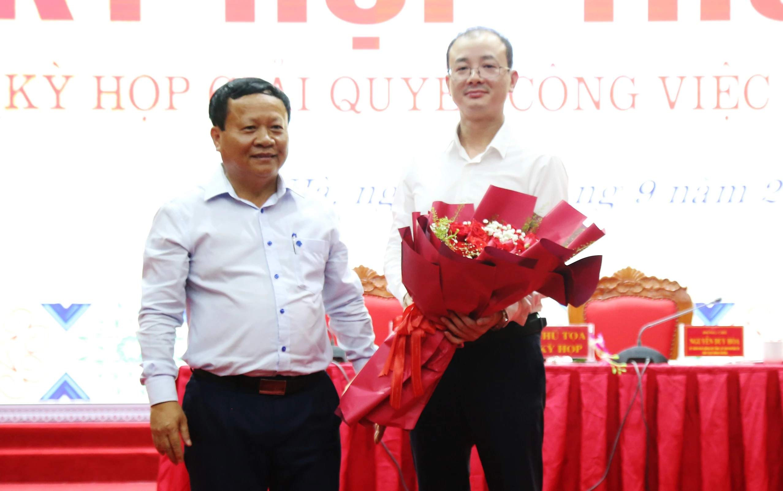 Đồng chí Nguyễn Trọng Hài, Phó Chủ tịch UBND tỉnh tặng hoa chúc mừng đồng chí Đặng Công Hải được bầu giữ chức Chủ tịch UBND huyện Bắc Hà.