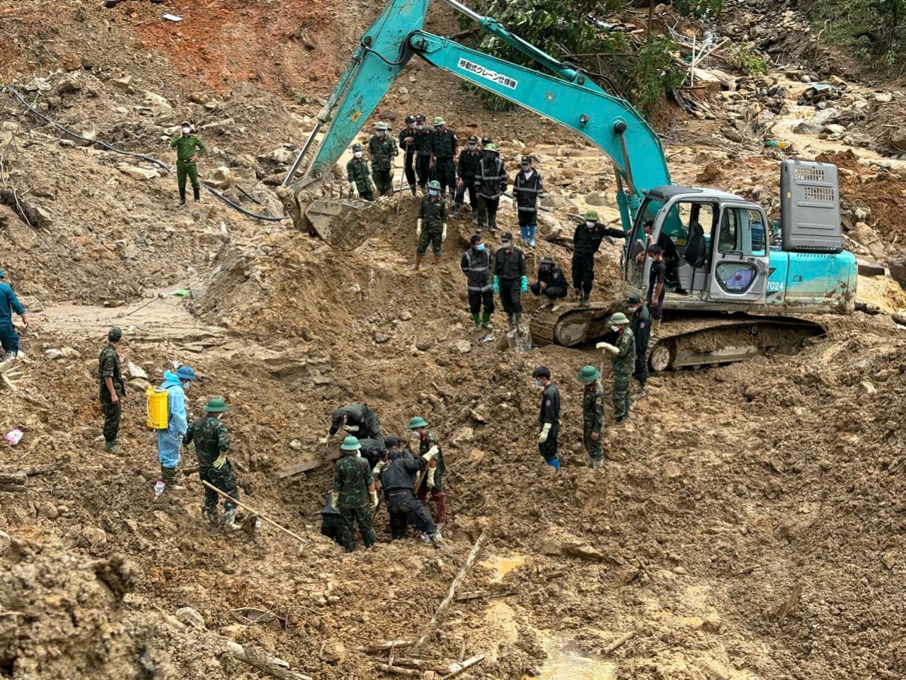 Lực lượng chức năng vừa tìm thấy một thi thể người mất tích tại xóm Bản Cái, thôn Nậm Tông vào cuối giờ trưa ngày 17/9. C2.jpg