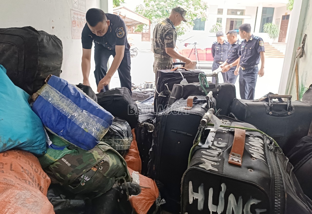 Các lực lượng chức năng tại Cửa khẩu Quốc tế Lào Cai phối hợp phát hiện, thu giữ hơn 2,5 tấn thực phẩm đông lạnh nhập lậu. a66.jpg