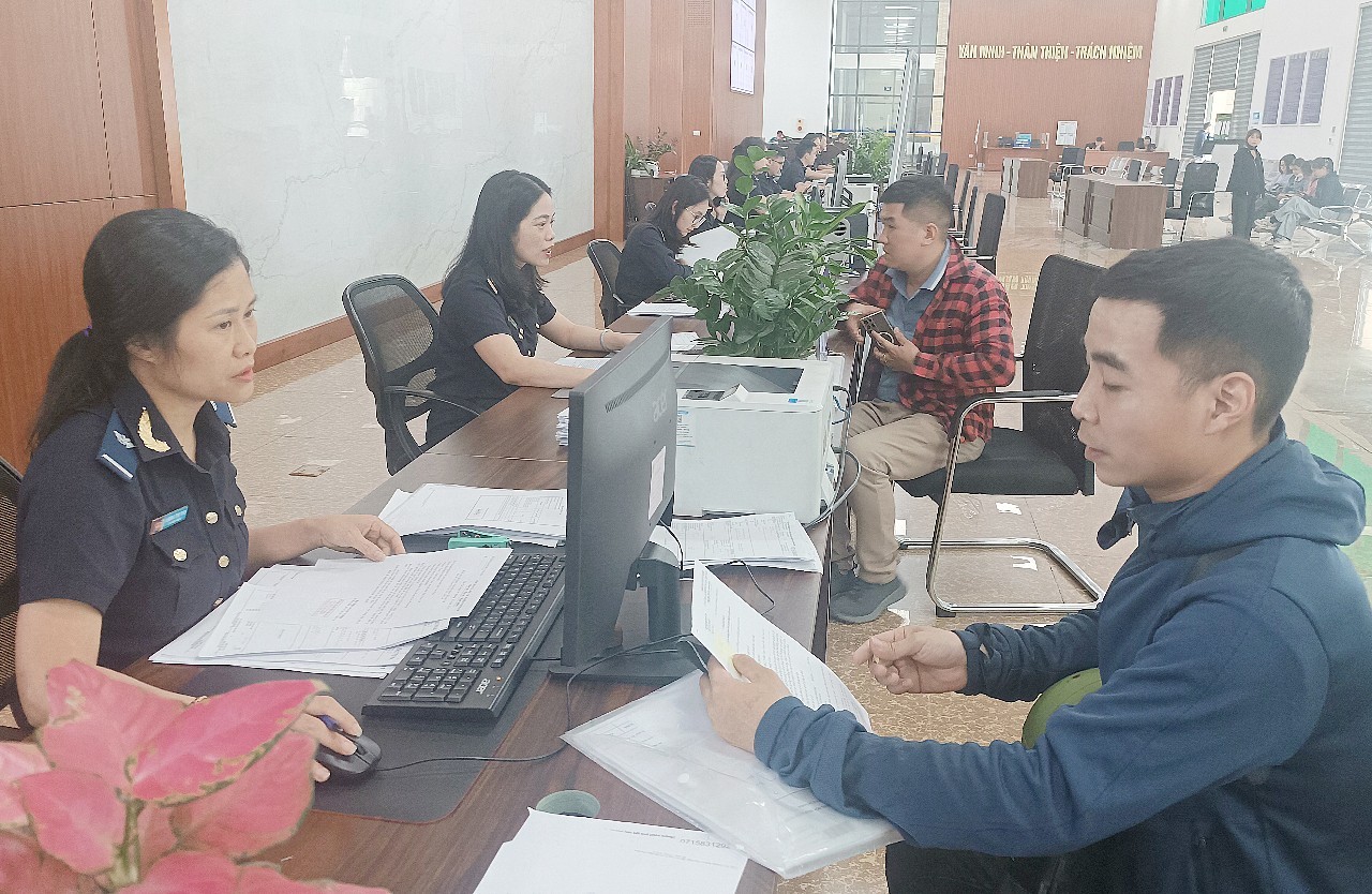 Lực lượng chức năng giải quyết thủ tục cho doanh nghiệp hoạt động xuất - nhập khẩu hàng hóa. b3.jpg