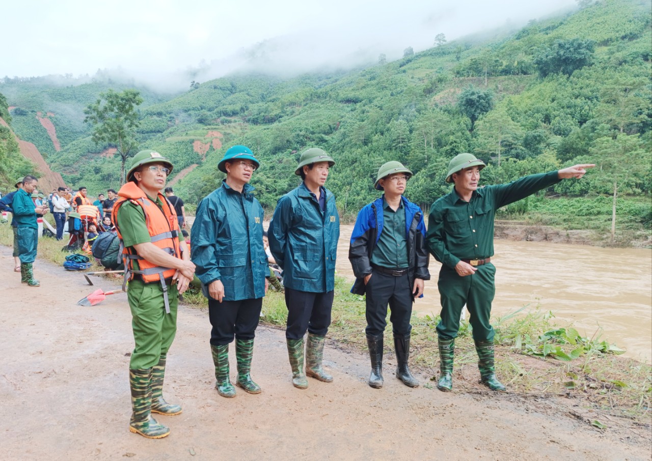 Phó Bí thư Thường trực Tỉnh ủy Vũ Xuân Cường trực tiếp đến hiện trường chỉ đạo các lực lượng tổ chức cứu nạn. d.jpg