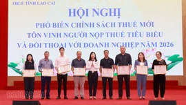 Tôn vinh người nộp thuế tiêu biểu và đối thoại với hơn 400 doanh nghiệp, hợp tác xã