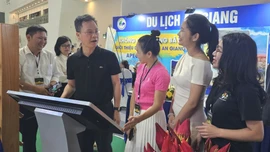 Thường trực UBND tỉnh thăm, kiểm tra không gian trưng bày của tỉnh tại Hội chợ mùa Thu 2025