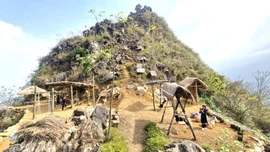 Hấp dẫn núi đá Pờ Sì Ngài