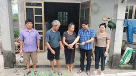 Ông Bùi Đình Vượng, Chủ tịch Uỷ ban Mặt trận Tổ quốc phường Cầu Thia trao quà hỗ trợ nhân dân