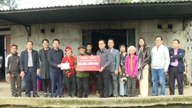 Trao “mái ấm quê hương” cho gia đình khó khăn ở thôn Xéo Tả 2, xã Hợp Thành