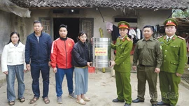 Công an xã Đông Cuông hỗ trợ lắp đặt 5 bộ bếp nóng lạnh đun củi