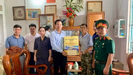 Trưởng Ban Tuyên giáo và Dân vận Tỉnh ủy Dương Đức Huy thăm, tặng quà gia đình người có công tại xã Hưng Khánh