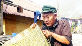[ẢNH] Đồng bào các dân tộc vùng cao Bát Xát giữ nghề đan lát