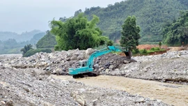 Khẩn trương nạo vét, khơi thông dòng chảy suối Nà Lặc (xã Trịnh Tường)