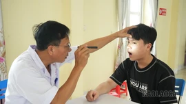 Các công dân được kiểm tra răng.