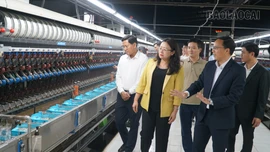 Phó Bí thư Tỉnh ủy, Chủ tịch Ủy ban MTTQ Việt Nam tỉnh Giàng Thị Dung thăm Nhà máy ươm se tơ tại xã Trấn Yên