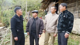 Ông Khang A Chu, Bí thư chi bộ thôn Chế Cu Nha (thứ 2, trái sang) trao đổi với các đảng viên dòng họ Khang.