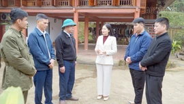 Bà Hứa Thị Chiên - Phó Bí thư Thường trực Đảng ủy xã Cảm Nhân trao đổi việc quán triệt, triển khai nghị quyết Đại hội XIV của Đảng với Chi bộ thôn Nà Đình.