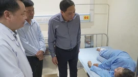 Đồng chí Hoàng Giang, Phó Bí thư Thường trực Tỉnh ủy Lào Cai thăm hỏi, chia buồn với gia đình có người bị nạn trong vụ sạt lở đất tại thôn Khe Qué, xã Xuân Ái