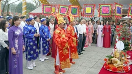 Nghi lễ dâng hương Thánh Mẫu Linh Từ tại Lễ hội Đền Mẫu Nam Cường.