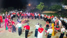 Xã Liên Sơn thường xuyên tổ chức các buổi giao lưu văn nghệ giữa các thôn. Trong ảnh Nhân dân các dân tộc trên địa bàn tay trong tay trong điệu Xòe Thái.