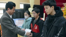 Trao 225 suất quà cho hộ nghèo, cận nghèo xã Mỏ Vàng