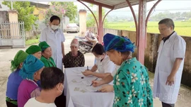 Gần 500 người dân được khám sàng lọc phát hiện sớm bệnh nhân lao và các bệnh phổi tại cơ sở