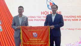 Hội Nhà báo tỉnh Lào Cai trao cờ luân lưu Cụm trưởng Cụm thi đua năm 2026 cho Hội Nhà báo tỉnh Cao Bằng.