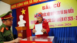 Cử tri xã Dền Sáng phấn khởi đến điểm bỏ phiếu sớm