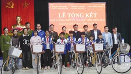 Lãnh đạo Nhà trường, Công an tỉnh, Tỉnh đoàn, xã Nghĩa Tâm trao xe đạp cho các em học sinh có hoàn cảnh khó khăn.