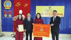 Thừa ủy quyền, đồng chí Lê Thái Hưng - Chánh án Tòa án nhân dân tỉnh Lào Cai trao chứng nhận điển hình tiên tiến ngành tòa án và cờ “Cờ thi đua Tòa án nhân dân” cho Tòa án nhân dân khu vực 1 - Lào Cai giai đoạn 2020 - 2025.