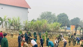 Cán bộ, công chức, viên chức, lực lượng vũ trang xã Lâm Giang tham gia làm đất, tiến hành gieo trồng hoa