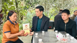 Ủy ban MTTQ Việt Nam tỉnh thăm hỏi gia đình có người tử vong trong vụ tai nạn giao thông đường thủy tại hồ Thác Bà