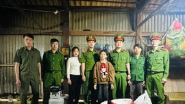 Công an xã Mỏ Vàng trao hỗ trợ học sinh có hoàn cảnh khó khăn 