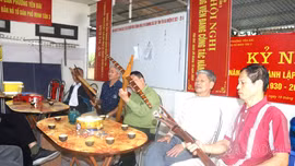 Các thành viên Câu lạc bộ Minh Tân 3 hội họp, trao đổi kinh nghiệm, kỹ thuật và nét văn hoá đặc sắc của môn thể thao truyền thống bắn nỏ