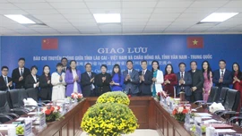 Giao lưu các cơ quan báo chí truyền thông tỉnh Lào Cai (Việt Nam) và châu Hồng Hà, tỉnh Vân Nam (Trung Quốc)