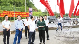 Phó Bí thư Tỉnh ủy Giàng Thị Dung kiểm tra công tác tuyên truyền, khánh tiết chào mừng Đại hội Đảng bộ tỉnh 