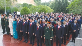 Đoàn đại biểu Đảng bộ tỉnh Lào Cai dâng hương tưởng niệm Chủ tịch Hồ Chí Minh và các anh hùng liệt sĩ