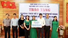 Cựu sinh viên khóa 40, Đại học Xây dựng Hà Nội trao tặng phòng máy tính, bếp ăn bán trú cho trường học vùng cao 