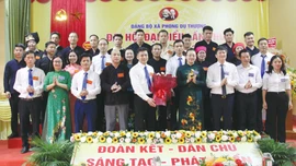 Đồng chí Giàng Thị Dung, Phó Bí thư Tỉnh uỷ tặng hoa chúc mừng Ban Chấp hành.